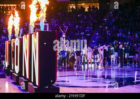 Hartford, Connecticut, USA. November 2024. NCAA Basketballspiel zwischen New Hampshire Wildcats im UConn Huskies (3) im ZL Center in Hartford CT (Credit Image: © James Patrick Cooper/ZUMA Press Wire) NUR REDAKTIONELLE VERWENDUNG! Nicht für kommerzielle ZWECKE! Stockfoto