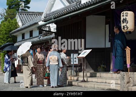 Touristen, die an einem sonnigen Tag im traditionellen Kurashiki Bikan Historical Quarter in Kurashiki, Okayama, Japan, Sehenswürdigkeiten genießen Stockfoto