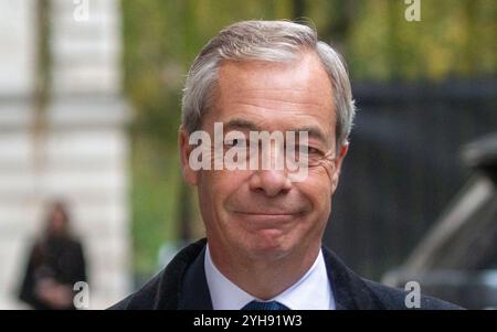 London, England, Großbritannien. November 2024. NIGEL FARAGE, Leiter der Reform UK, kommt in der Downing Street an, bevor er an der Gedenkfeier am Sonntag in Whitehall teilnimmt (Foto: © Tayfun Salci/ZUMA Press Wire). Nicht für kommerzielle ZWECKE! Quelle: ZUMA Press, Inc./Alamy Live News Stockfoto