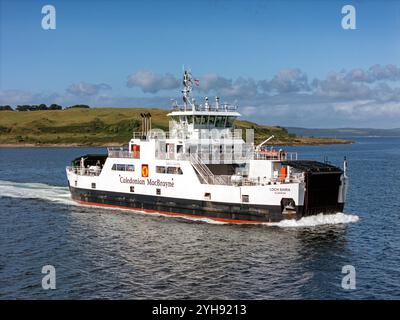 Die kaledonische MacBrayne Fähre Loch Shira verbindet Largs und Cumbrae auf dem Firth of Clyde. Stockfoto