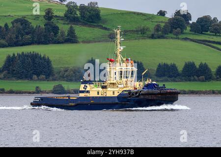 Der Svitzer Schleppschlepper Svitzer Milford fährt auf dem Fluss Clyde. Stockfoto