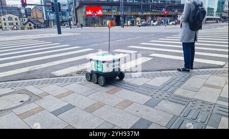 Tallinn, Estland - 10. November 2024: Selbstfahrender Roboter des Bolt Food Raumschiffs auf der belebten Stadtstraße. Stockfoto