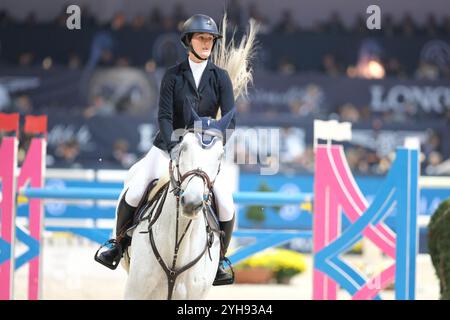 Verona, Italien. November 2024. Geraldine Straumann reitet Long John Silver 3 in Aktion während des CSI5*- W Longines FEI Jumping World Cup 2024 Gran Prix, präsentiert von KASK, im Pala Fimauto am 10. November 2024 in Verona, Italien. Quelle: Roberto Tommasini/Alamy Live News Stockfoto