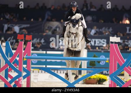 Verona, Italien. November 2024. Geraldine Straumann reitet Long John Silver 3 in Aktion während des CSI5*- W Longines FEI Jumping World Cup 2024 Gran Prix, präsentiert von KASK, im Pala Fimauto am 10. November 2024 in Verona, Italien. Quelle: Roberto Tommasini/Alamy Live News Stockfoto