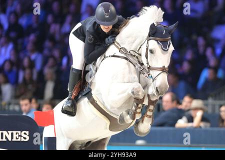 Verona, Italien. November 2024. Geraldine Straumann reitet Long John Silver 3 in Aktion während des CSI5*- W Longines FEI Jumping World Cup 2024 Gran Prix, präsentiert von KASK, im Pala Fimauto am 10. November 2024 in Verona, Italien. Quelle: Roberto Tommasini/Alamy Live News Stockfoto