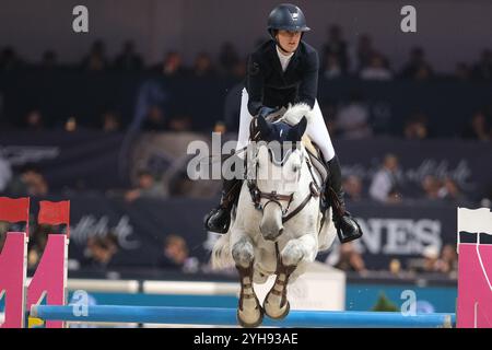 Verona, Italien. November 2024. Geraldine Straumann reitet Long John Silver 3 in Aktion während des CSI5*- W Longines FEI Jumping World Cup 2024 Gran Prix, präsentiert von KASK, im Pala Fimauto am 10. November 2024 in Verona, Italien. Quelle: Roberto Tommasini/Alamy Live News Stockfoto