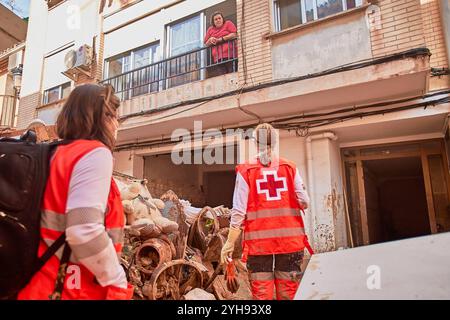 Verheerende Szenen aus der Überschwemmung VALENCIA, SPANIEN - 10. NOVEMBER: Bilder von Traurigkeit und Freiwilligen nach der Katastrophe und der Zerstörung durch die Überschwemmungen, die durch die schweren Regenfälle in der Provinz Valencia am 10. November 2024 in Paiporta, Valencia, Spanien verursacht wurden. Foto: Jose Torres/Magara Presse News Valencia Paiporta Valencia Spanien Copyright: XJosexTorresx Stockfoto