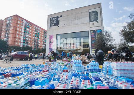 Verheerende Szenen aus der Überschwemmung VALENCIA, SPANIEN - 10. NOVEMBER: Bilder von Traurigkeit und Freiwilligen nach der Katastrophe und der Zerstörung durch die Überschwemmungen, die durch die schweren Regenfälle in der Provinz Valencia am 10. November 2024 in Paiporta, Valencia, Spanien verursacht wurden. Foto: Jose Torres/Magara Presse News Valencia Paiporta Valencia Spanien Copyright: XJosexTorresx Stockfoto