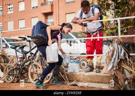 Verheerende Szenen aus der Überschwemmung VALENCIA, SPANIEN - 10. NOVEMBER: Bilder von Traurigkeit und Freiwilligen nach der Katastrophe und der Zerstörung durch die Überschwemmungen, die durch die schweren Regenfälle in der Provinz Valencia am 10. November 2024 in Paiporta, Valencia, Spanien verursacht wurden. Foto: Jose Torres/Magara Presse News Valencia Paiporta Valencia Spanien Copyright: XJosexTorresx Stockfoto