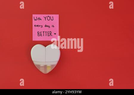 Notizen mit Texten der Liebe und Zuneigung, handgeschrieben in farbigen Post-it-Notizen auf einem einfarbigen Hintergrund, auf dem zusätzlicher Text hinzugefügt werden kann Stockfoto
