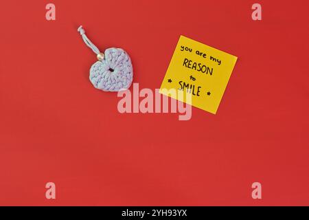 Notizen mit Texten der Liebe und Zuneigung, handgeschrieben in farbigen Post-it-Notizen auf einem einfarbigen Hintergrund, auf dem zusätzlicher Text hinzugefügt werden kann Stockfoto