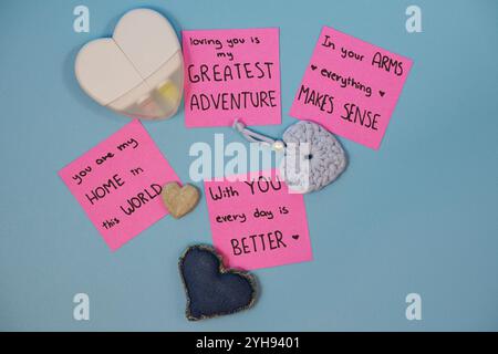 Notizen mit Texten der Liebe und Zuneigung, handgeschrieben in farbigen Post-it-Notizen auf einem einfarbigen Hintergrund, auf dem zusätzlicher Text hinzugefügt werden kann Stockfoto