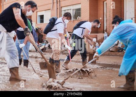 Verheerende Szenen aus der Überschwemmung VALENCIA, SPANIEN - 10. NOVEMBER: Bilder von Traurigkeit und Freiwilligen nach der Katastrophe und der Zerstörung durch die Überschwemmungen, die durch die schweren Regenfälle in der Provinz Valencia am 10. November 2024 in Paiporta, Valencia, Spanien verursacht wurden. Foto: Jose Torres/Magara Presse News Valencia Paiporta Valencia Spanien Copyright: XJosexTorresx Stockfoto