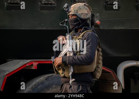 Indische Armeesoldaten stehen in der Nähe des Schauplatzes des Waffenschlages zwischen mutmaßlichen Militanten bei Ishber Nishat in Srinagar auf Wache. Ein indischer Armeesoldat starb und drei Kommandos einer Elitegruppe der indischen Armee wurden bei Kämpfen im hügeligen Kishtwar-Gebiet im Chenab-Tal im Himalaya verletzt. Polizeibeamte sagten, dass acht Militante, darunter fünf Ausländer, und zwei von der Regierung unterstützte Milizen innerhalb einer Woche getötet wurden, da Regierungstruppen ihre Operationen in der Region intensivieren. (Foto: Faisal Bashir/SOPA Images/SIPA USA) Stockfoto