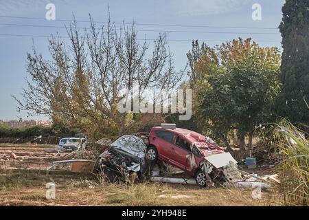 Verheerende Szenen aus der Überschwemmung VALENCIA, SPANIEN - 10. NOVEMBER: Bilder von Traurigkeit und Freiwilligen nach der Katastrophe und der Zerstörung durch die Überschwemmungen, die durch die schweren Regenfälle in der Provinz Valencia am 10. November 2024 in Paiporta, Valencia, Spanien verursacht wurden. Foto: Jose Torres/Magara Presse News Valencia Paiporta Valencia Spanien Copyright: XJosexTorresx Stockfoto