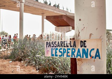 Verheerende Szenen aus der Überschwemmung VALENCIA, SPANIEN - 10. NOVEMBER: Bilder von Traurigkeit und Freiwilligen nach der Katastrophe und der Zerstörung durch die Überschwemmungen, die durch die schweren Regenfälle in der Provinz Valencia am 10. November 2024 in Paiporta, Valencia, Spanien verursacht wurden. Foto: Jose Torres/Magara Presse News Valencia Paiporta Valencia Spanien Copyright: XJosexTorresx Stockfoto