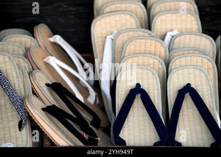 Eine Ladenpräsentation mit Tatami zori oder Sandalen mit Grasmatten, mit dem gleichen Material, das in japanischen Häusern auf Fußmatten zu finden ist. Stockfoto