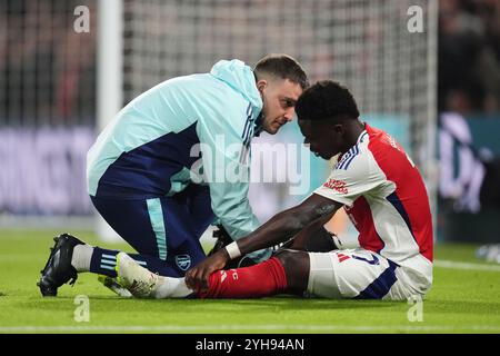 Arsenals Bukayo Saka (rechts) wird von medizinischem Personal behandelt, nachdem er während des Premier League-Spiels in Stamford Bridge, London, verletzt wurde. Bilddatum: Sonntag, 10. November 2024. Stockfoto