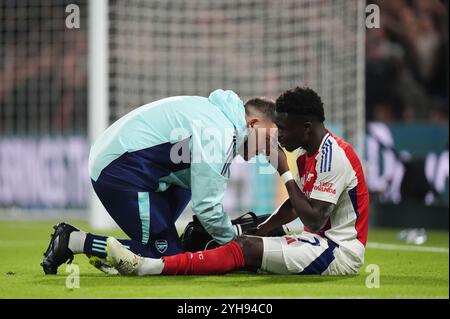 Arsenals Bukayo Saka (rechts) wird von medizinischem Personal behandelt, nachdem er während des Premier League-Spiels in Stamford Bridge, London, verletzt wurde. Bilddatum: Sonntag, 10. November 2024. Stockfoto