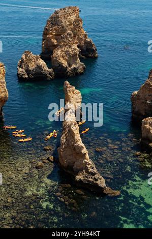 Kajakfahrer erkunden die markanten Felsformationen im klaren Wasser von Ponta da Piedade Stockfoto