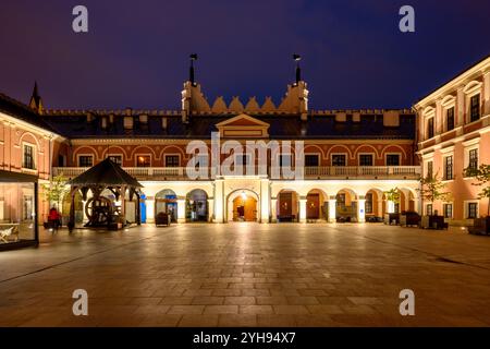 Lublin, Polen - 12. September 2022: Das Königsschloss Lublin in der Nacht, Polen Stockfoto