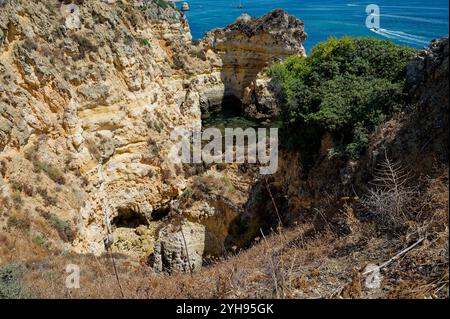 Dramatische Klippen und natürliche Bögen, die vom Meer in Ponta da Piedade in Lagos gemeißelt wurden Stockfoto