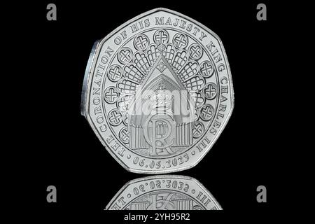 2023 Gibraltar 50p-Münze zum Gedenken an die Krönung von König Karl III. In der Westminster Abbey. Stockfoto