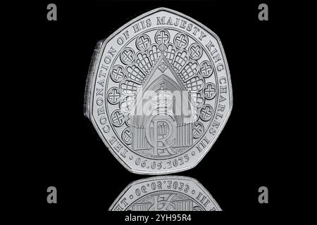 2023 Gibraltar 50p-Münze zum Gedenken an die Krönung von König Karl III. In der Westminster Abbey. Stockfoto