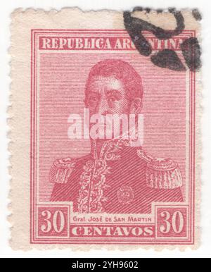 ARGENTINIEN - 9. Juli 1916: 30 Centavos-Briefmarke in Claret mit Porträt von José de San Martín (Jose Francisco de San Martín y Matorras), bekannt als der Befreier von Argentinien, Chile und Peru. Der argentinische General und der Hauptführer des erfolgreichen Kampfes um die Unabhängigkeit vom Spanischen Reich, das als Beschützer Perus diente. Hundertjahrfeier der Unabhängigkeitserklärung Spaniens durch Argentinien am 9. Juli 1816 Stockfoto