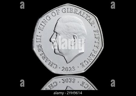 2023 Gibraltar 50p-Münze zum Gedenken an die Krönung von König Karl III. In der Westminster Abbey. Stockfoto