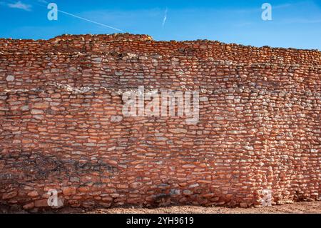 Die Motilla del Azuer, Daimiel, eine prähistorische Festung aus der Bronzezeit. Die reiche Geschichte dieser Stätten bietet einen Einblick in unsere ferne Vergangenheit Stockfoto