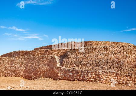 Die Motilla del Azuer, Daimiel, eine prähistorische Festung aus der Bronzezeit. Die reiche Geschichte dieser Stätten bietet einen Einblick in unsere ferne Vergangenheit Stockfoto