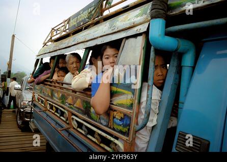 Laos, Champasak, Wat Phu: Das jährliche Wat Phu Champasak Festival zieht Menschen aus ganz Laos an. Gruppe von Besuchern im Kleinbus. Stockfoto