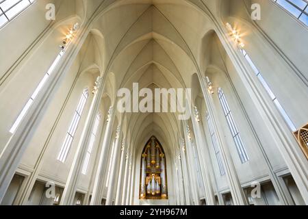 Gewölbe der lutherischen Pfarrkirche Hallgrímskirkja in Reykjavík, Island. Sie ist die größte Kirche in Island Stockfoto