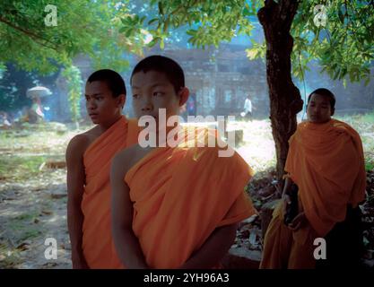 Laos, Champasak, Wat Phu: Das jährliche Wat Phu Champasak Festival zieht Menschen und Mönche aus ganz Laos an. Drei Jugendliche Mönche Stockfoto