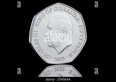 2023 Gibraltar 50p-Münze zum Gedenken an die Krönung von König Karl III. In der Westminster Abbey. Stockfoto