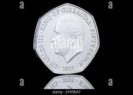 2023 Gibraltar 50p-Münze zum Gedenken an die Krönung von König Karl III. In der Westminster Abbey. Stockfoto