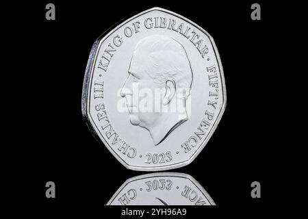 2023 Gibraltar 50p-Münze zum Gedenken an die Krönung von König Karl III. In der Westminster Abbey. Stockfoto