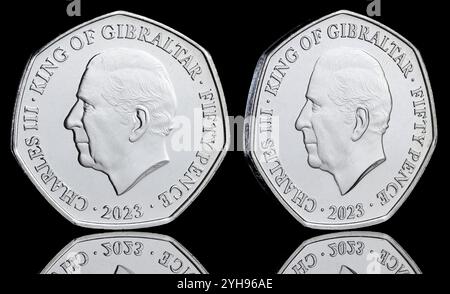 2023 Gibraltar 50p-Münze zum Gedenken an die Krönung von König Karl III. In der Westminster Abbey. Stockfoto