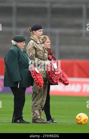 St. Helens. UK. November 2024. Liverpool FC gegen Chelsea FC Barclays Womens Super League Totally Wicked Stadium. St. Helens ENGLAND - 10. November 2024 Gedenktag während des Barclays Womens Super League Spiels zwischen Liverpool FC und Chelsea FC im Totally Wicked Stadium. Am 10. November 2024 in St. Helens.England Stockfoto