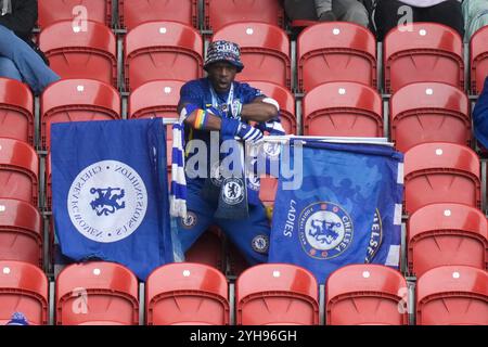 St. Helens. UK. November 2024. Liverpool FC gegen Chelsea FC Barclays Womens Super League Totally Wicked Stadium. St Helens ENGLAND - 10. November 2024 Chelsea-Fan beim Spiel der Barclays Womens Super League zwischen Liverpool FC und Chelsea FC im Totally Wicked Stadium. Am 10. November 2024 in St. Helens.England Stockfoto