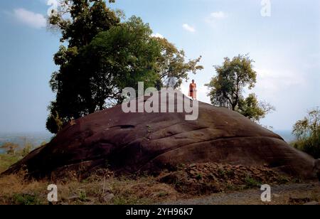 Laos, Champasak, Wat Phu: Das jährliche Wat Phu Champasak Festival zieht Menschen und Mönche aus ganz Laos an. Ein junger Mönch beobachtet den Horizont Stockfoto