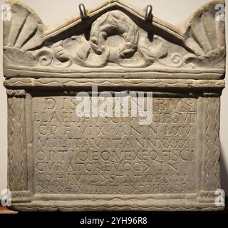 Urne von Lucius Laelius fuscus, einem Soldaten mit 40 Jahren Dienst. Seine Karriere gipfelte im Rang eines Trecenarus, Zenturion mit einem Gehalt von drei hu Stockfoto