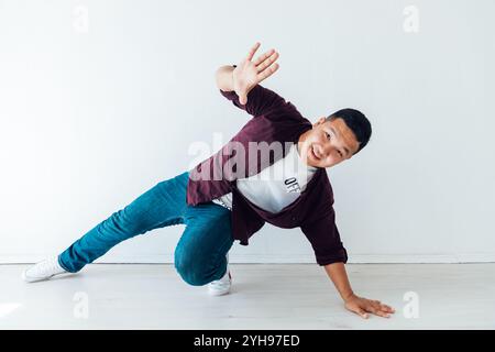 Mann sitzt auf dem Boden und hört Tanzmusik Stockfoto