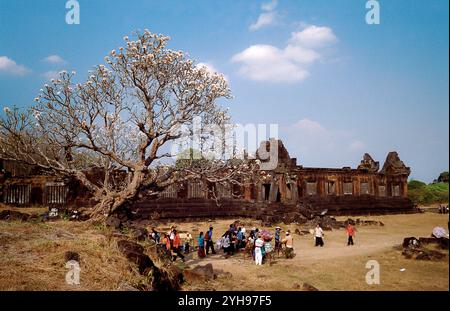 Laos, Champasak, Wat Phu: Das jährliche Wat Phu Champasak Festival zieht Menschen und Mönche aus ganz Laos an. Der Wat Phu Tempel. Stockfoto