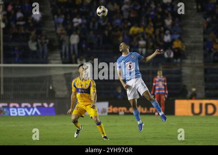 Mexiko-Stadt, Ciudad de Mexico, Mexiko. November 2024. Erik Lira #6 von Cruz Azul führt den Ball gegen Tigres de la UANL während der 17. Runde des Spiels der Torneo de Apertura 2024 Liga MX im Estadio Ciudad de los Deportes an. Endstand 1 Tigres 1 - 1 Cruz Azul. Am 9. November 2024 in Mexiko-Stadt. (Kreditbild: © Ismael Rosas/OKULARIS via ZUMA Press Wire) NUR REDAKTIONELLE VERWENDUNG! Nicht für kommerzielle ZWECKE! Stockfoto