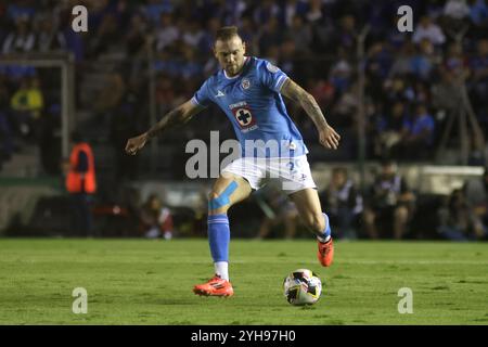 Mexiko-Stadt, Ciudad de Mexico, Mexiko. November 2024. Carlos Rotondi #29 von Cruz Azul fährt im 17. Runde Spiel der Torneo de Apertura 2024 Liga MX im Estadio Ciudad de los Deportes gegen Tigres de la UANL vor. Endstand 1 Tigres 1 - 1 Cruz Azul. Am 9. November 2024 in Mexiko-Stadt. (Kreditbild: © Ismael Rosas/OKULARIS via ZUMA Press Wire) NUR REDAKTIONELLE VERWENDUNG! Nicht für kommerzielle ZWECKE! Stockfoto