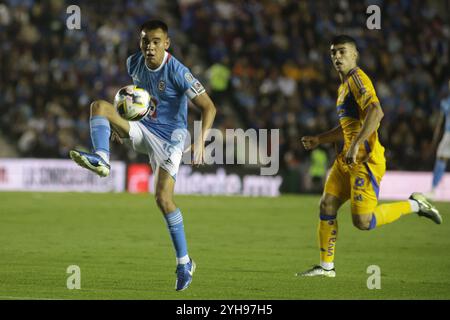 Mexiko-Stadt, Ciudad de Mexico, Mexiko. November 2024. Luis Romo #27 von Cruz Azul kontrolliert den Ball gegen Tigres de la UANL während der 17. Runde des Torneo de Apertura 2024 Liga MX im Estadio Ciudad de los Deportes. Endstand 1 Tigres 1 - 1 Cruz Azul. Am 9. November 2024 in Mexiko-Stadt. (Kreditbild: © Ismael Rosas/OKULARIS via ZUMA Press Wire) NUR REDAKTIONELLE VERWENDUNG! Nicht für kommerzielle ZWECKE! Stockfoto