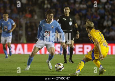 Mexiko-Stadt, Ciudad de Mexico, Mexiko. November 2024. Alexis Gutiérrez #14 von Cruz Azul fährt im 17. Runde Spiel der Torneo de Apertura 2024 Liga MX im Estadio Ciudad de los Deportes gegen Tigres de la UANL vor. Endstand 1 Tigres 1 - 1 Cruz Azul. Am 9. November 2024 in Mexiko-Stadt. (Kreditbild: © Ismael Rosas/OKULARIS via ZUMA Press Wire) NUR REDAKTIONELLE VERWENDUNG! Nicht für kommerzielle ZWECKE! Stockfoto