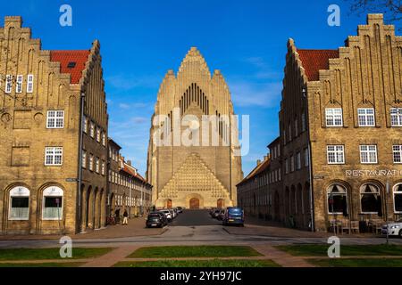 KOPENHAGEN, DÄNEMARK - APRIL 30 2023: Menschen vor der Grundtvigs-Kirche im Bezirk Bispebjerg am 30. April 2023 in Kopenhagen, Dänemark. Stockfoto